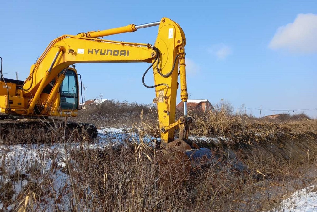 Mehanizacija čisti kanale u Grmovcu (1)