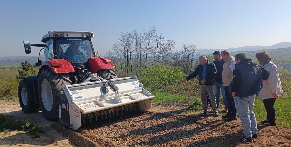 Na teritoriji Bora počela sa radom mašina za uređenje atarskih puteva (3)