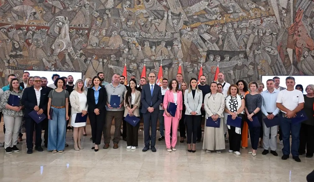Premijer Srbije uručio rešenja za podršku razvoju starih i umetničkih zanata (3)