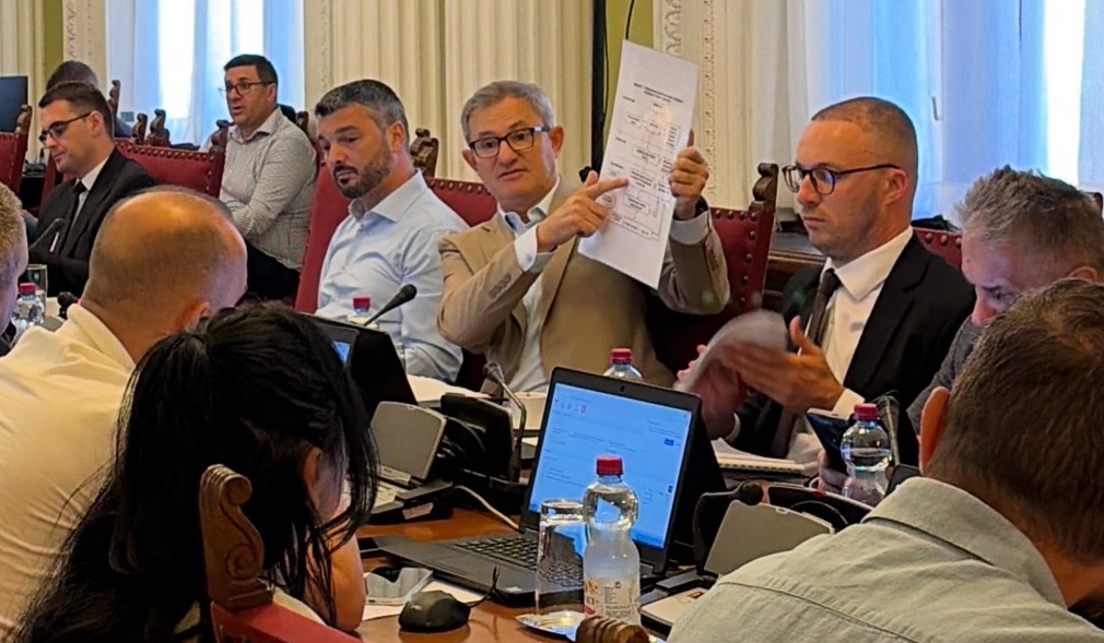 Glamočić razrešio rukovodioca Nacionalnog kriznog centra za suzbijanje svinjske kuge (1)