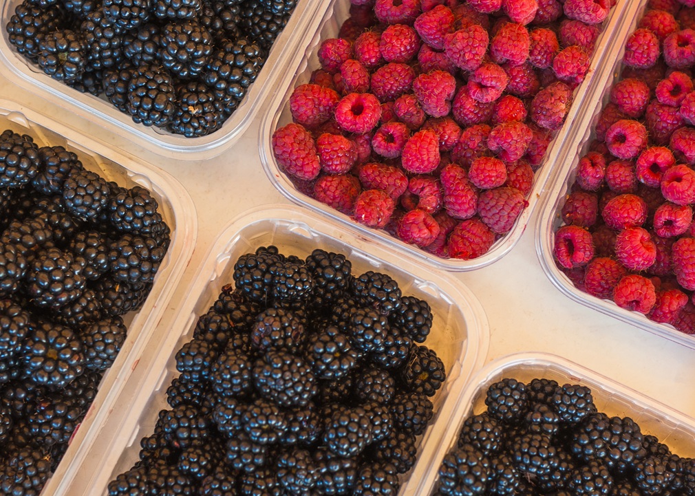 elevated-view-blackberries-raspberries-plastic-crate